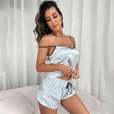 Pijama de Rayas Gris – Comodidad Clásica para Cada Noche