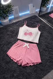 Pijama Cherry Blossom (Talla M) – Dulzura y Estilo Rosado Descripción: