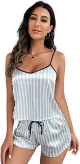 Pijama de Rayas Gris – Comodidad Clásica para Cada Noche