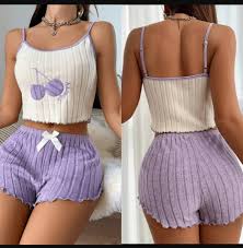 Pijama Cherry Blossom (Talla M) – Dulzura y Estilo Rosado Descripción: